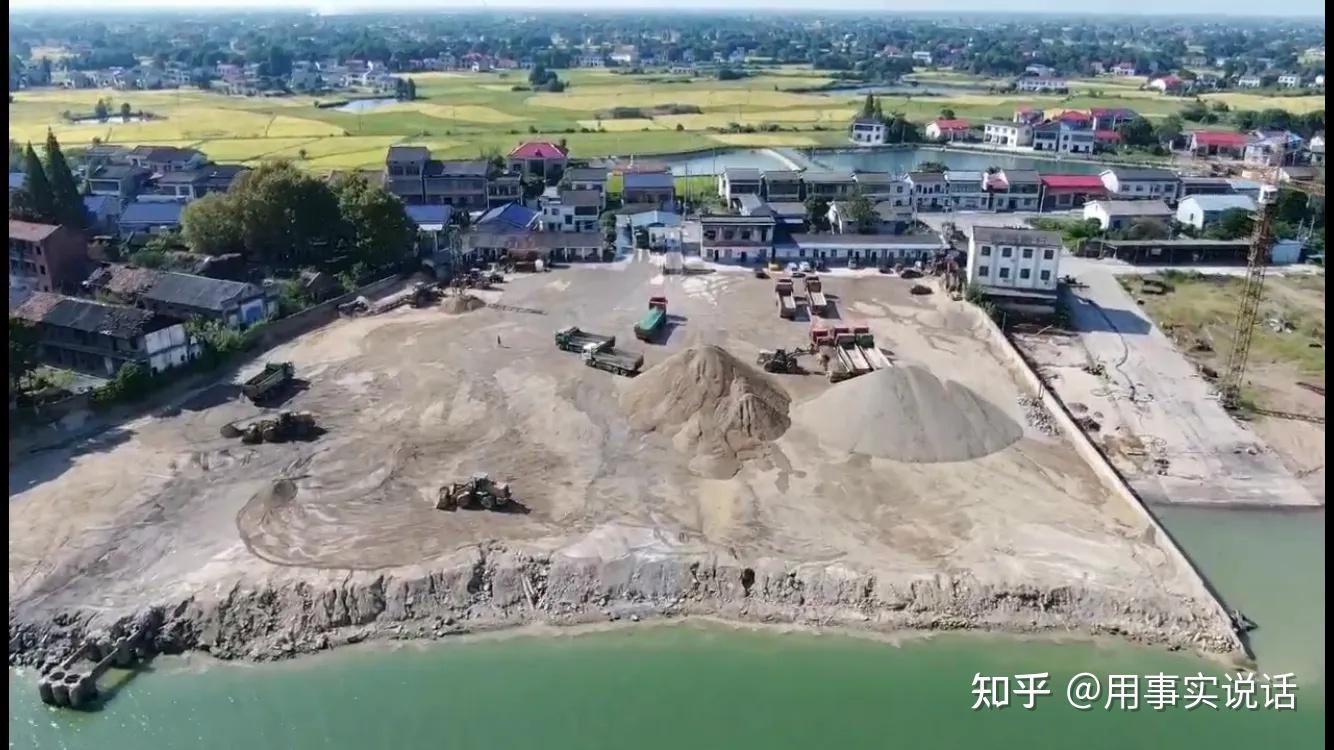 湘阴的富强砂石码头涉嫌侵占河滩露天堆放散料存在较大环境风险