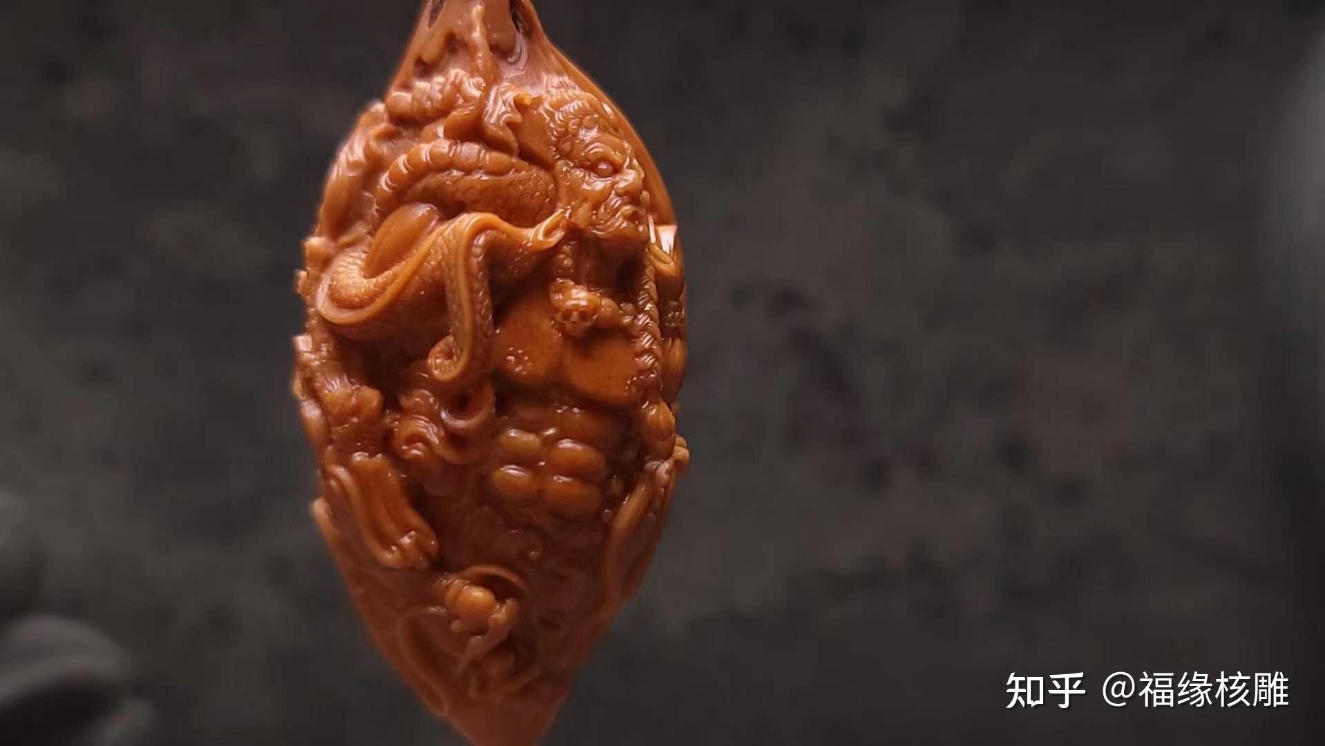 夏天空调房里的核雕