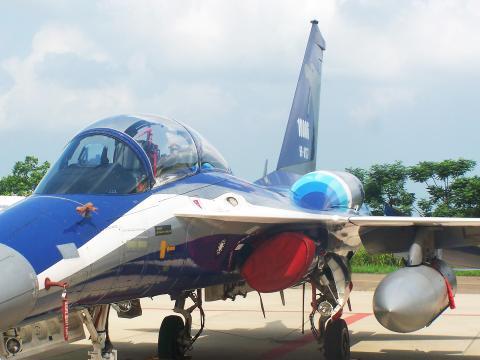 正面看起来f16战斗机座舱两边的鼓包是什么?