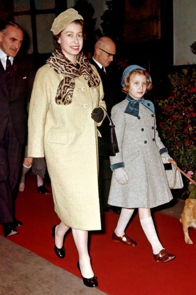 英国女王去世,回顾她登基70年的「Queen’s OOTD」 - 知乎