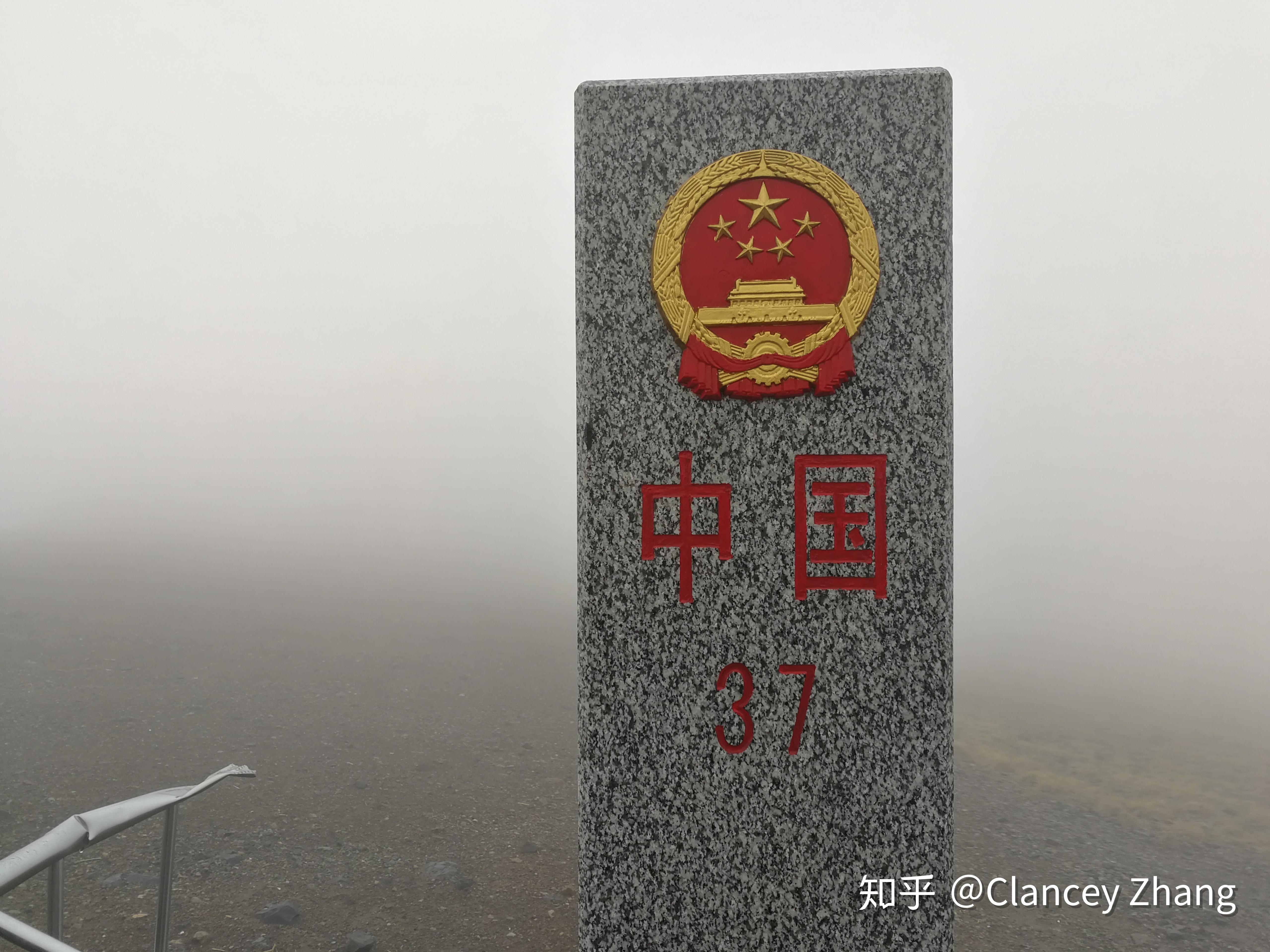 界碑后面就是朝鲜了.