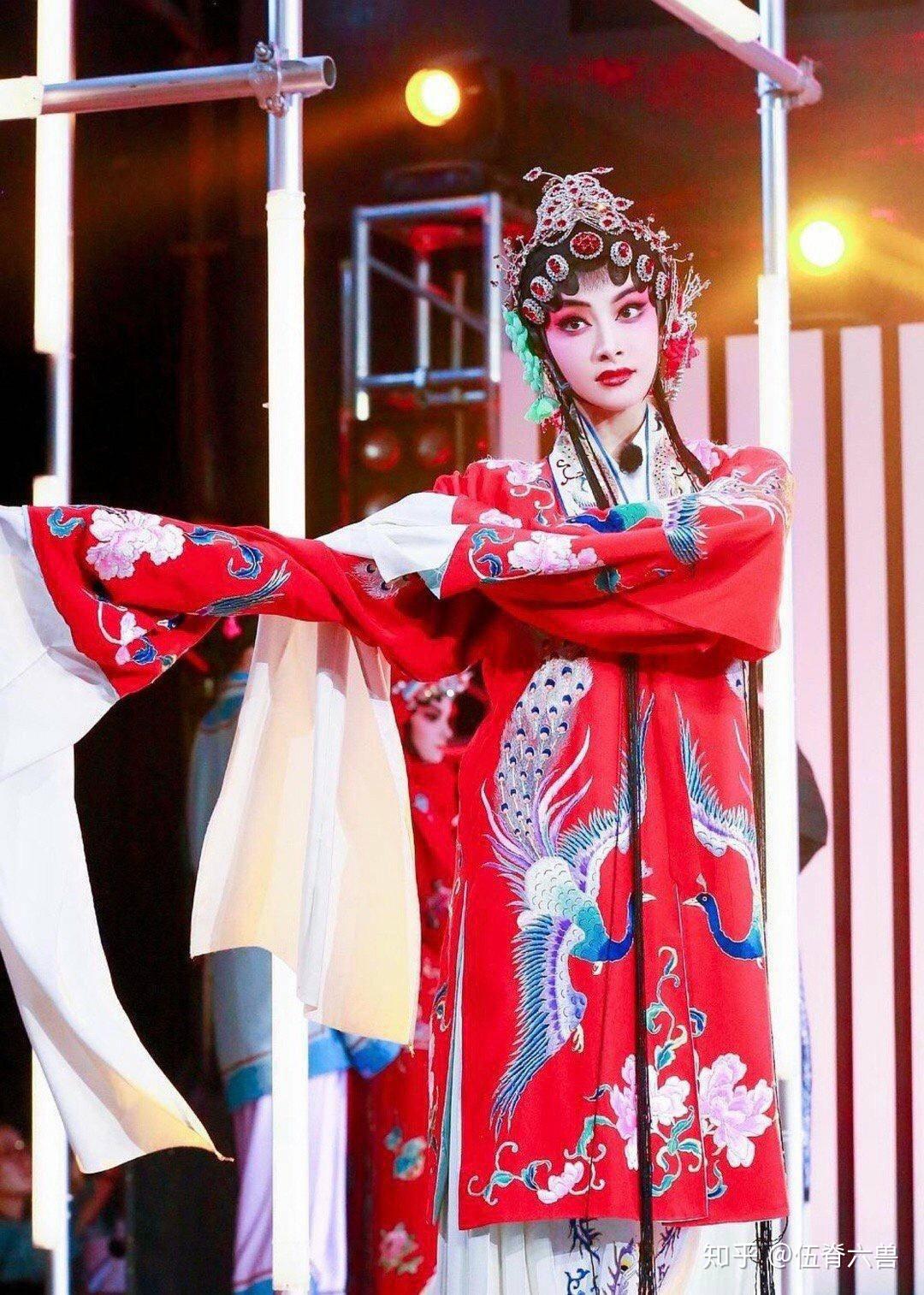 太端庄典雅了,而宋茜的日常装扮却是比较偏时尚街头的那种,京剧妆前后