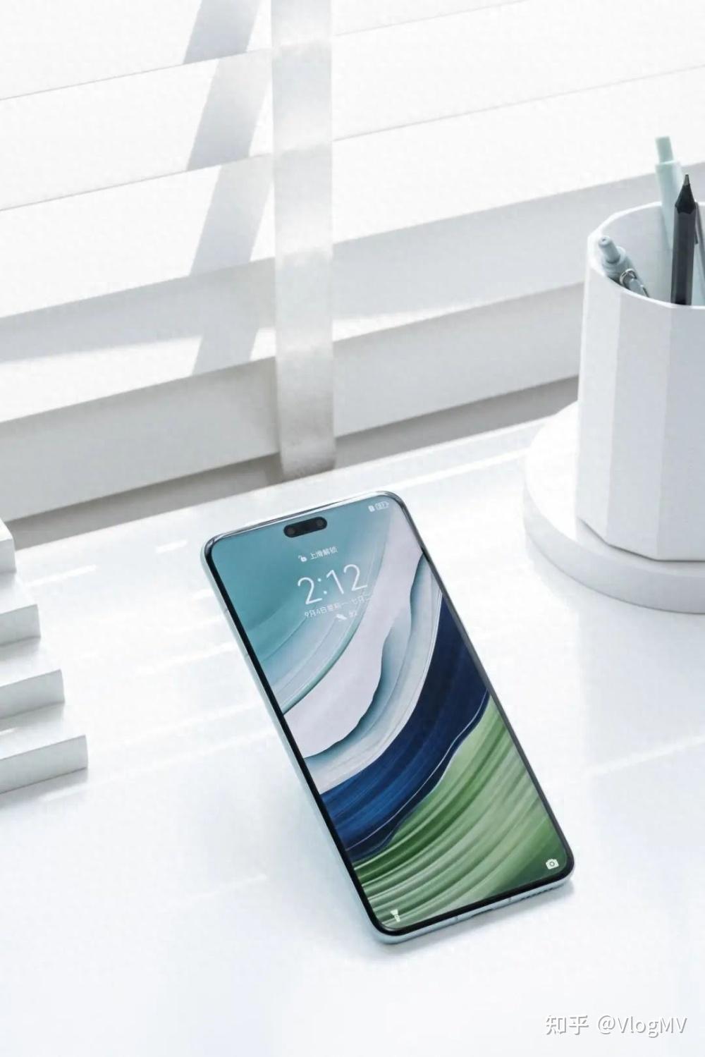 82英寸四曲面屏幕,但它和p40系列那块不一样,实际曲率很小,屏幕弧度