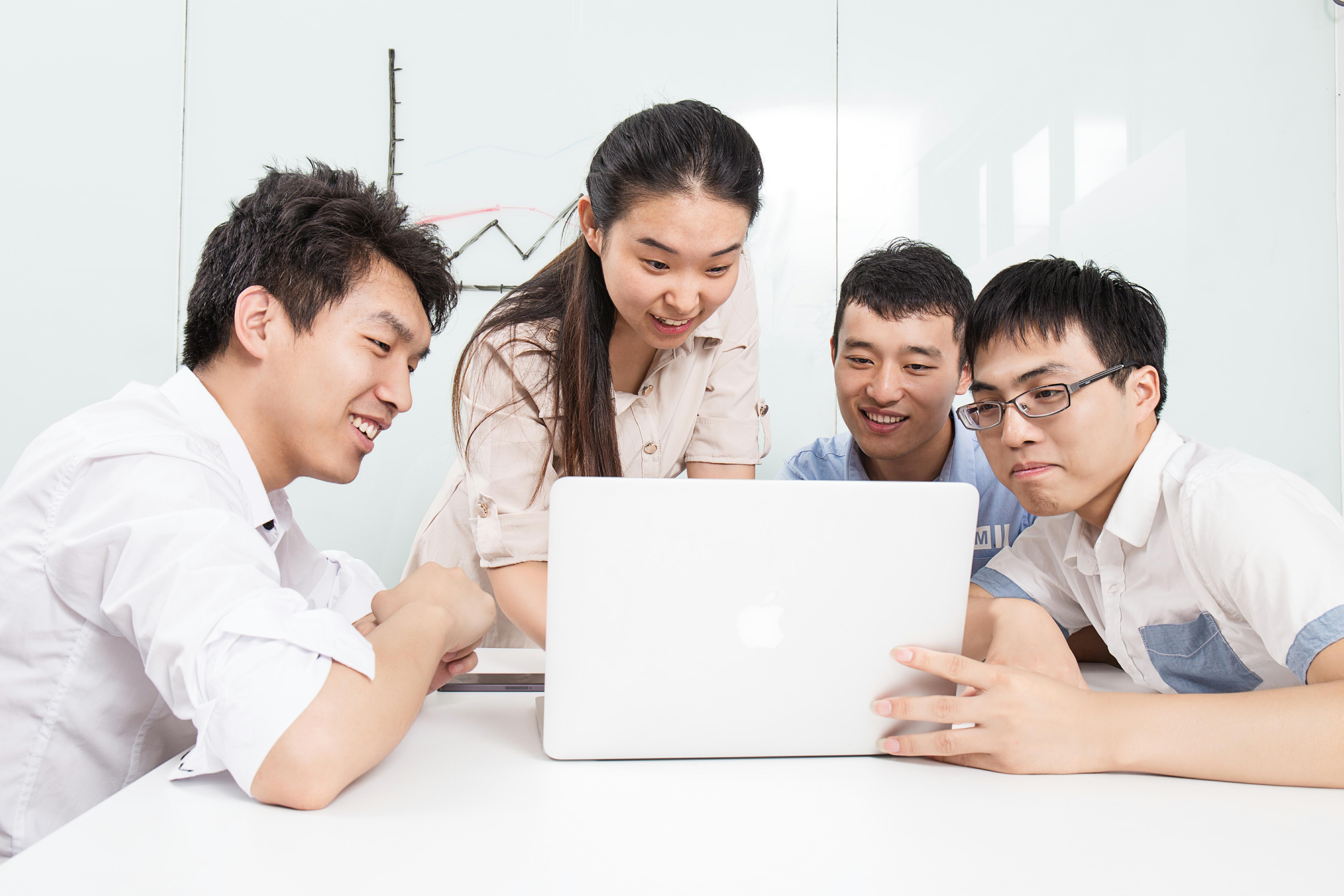 因素包括员工的成就动机,自我效能,自我激励等;外部环境是工作氛围