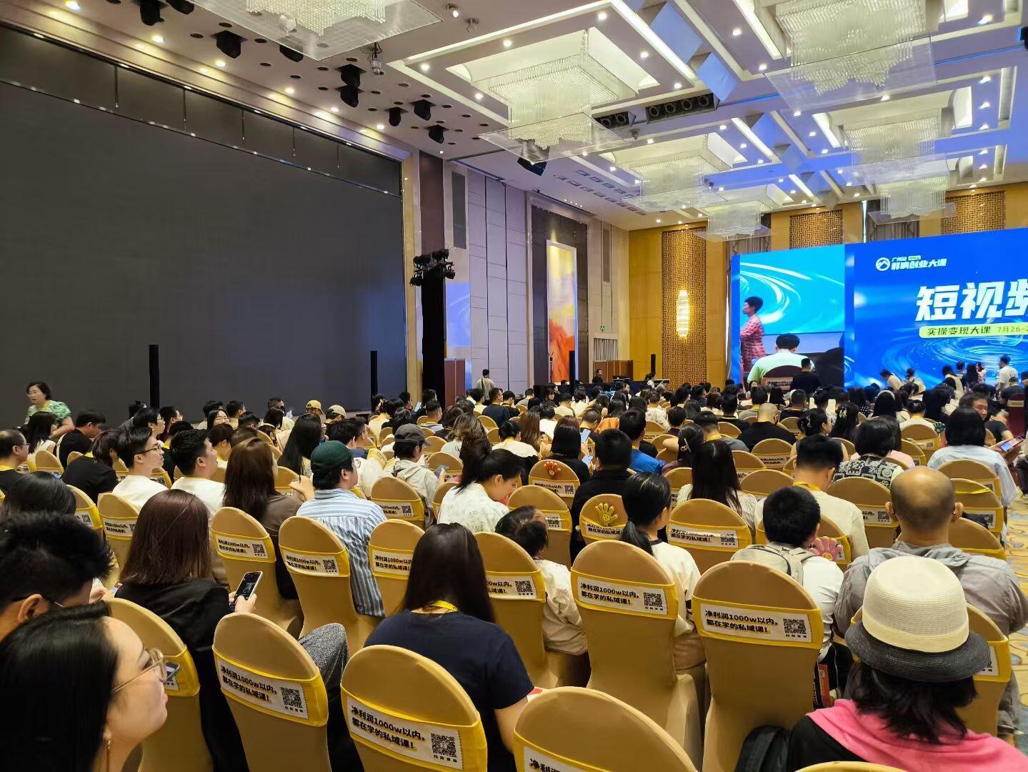 一人公司的演讲底气:讯飞AI眼镜的隐形提词器,治好了我的上台焦虑