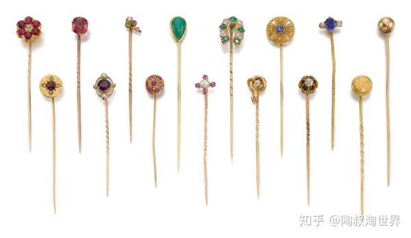 FIVE GEM SET STICK PINS AND TWO BROOCHES, EARLY 20TH