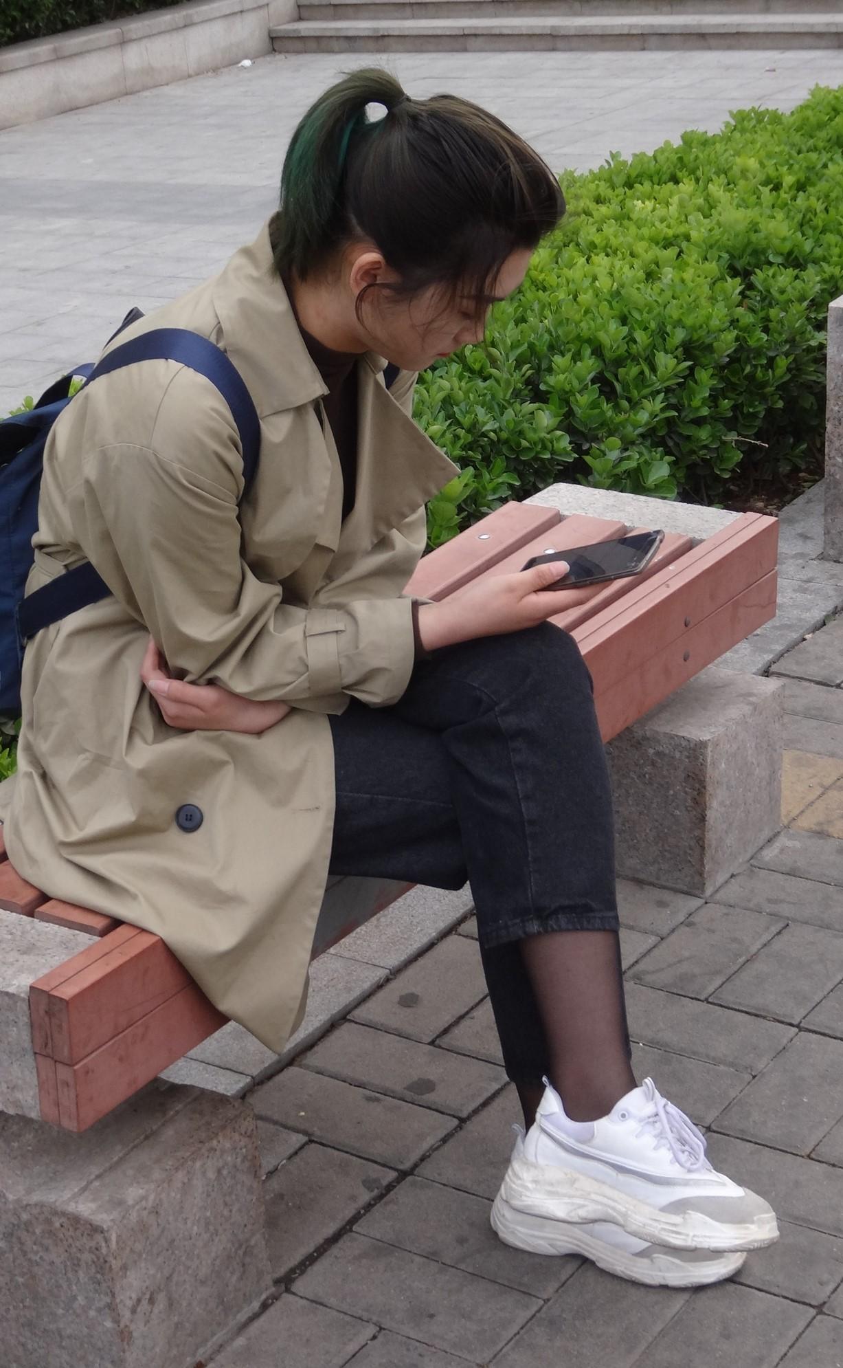 短裙,甚至适合裤里丝,也就是破洞牛仔裤,九分裤运动鞋,露出黑丝脚踝