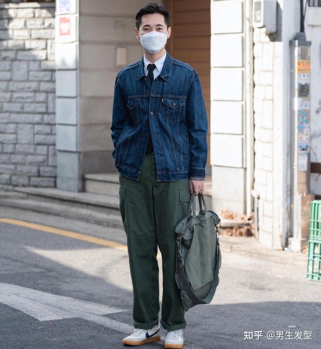 look5:蓝色牛仔衫 白色衬衫 军绿色工装裤 小白鞋