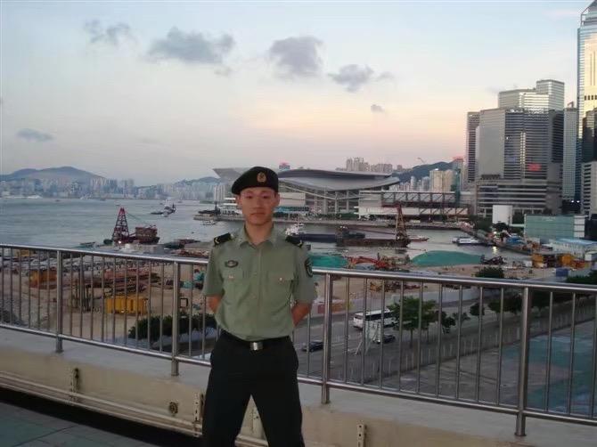 最早在艺校学表演的后来去了驻香港部队当了两年文艺兵这是我88年o型