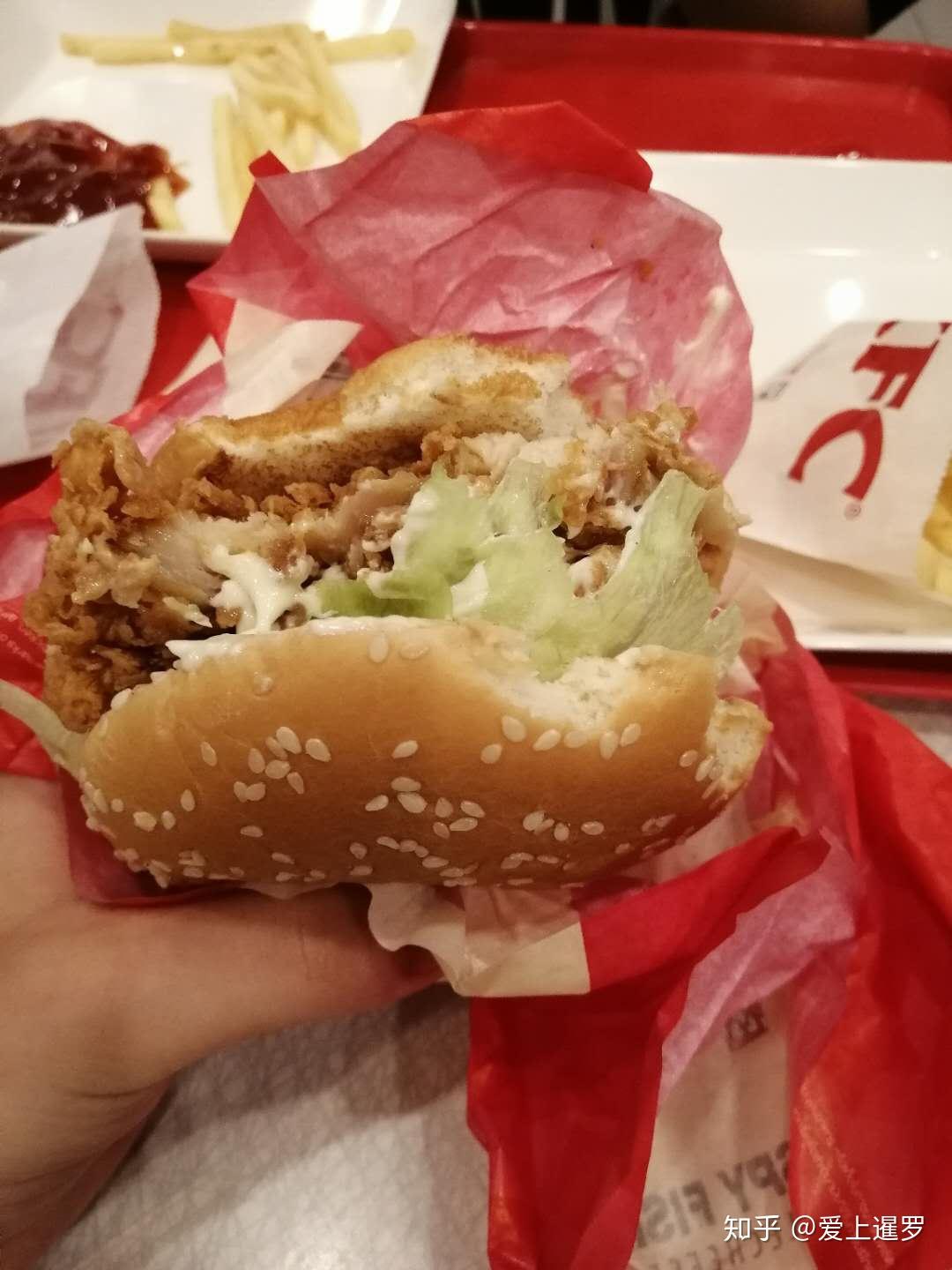 打卡泰国肯德基89泰铢一个汉堡一瓶可乐撑到爆