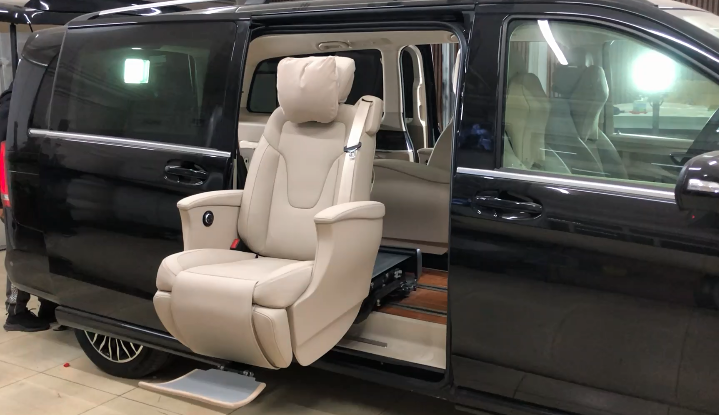 实拍奔驰福祉车改装福祉座椅电动旋转升降座椅效果案例