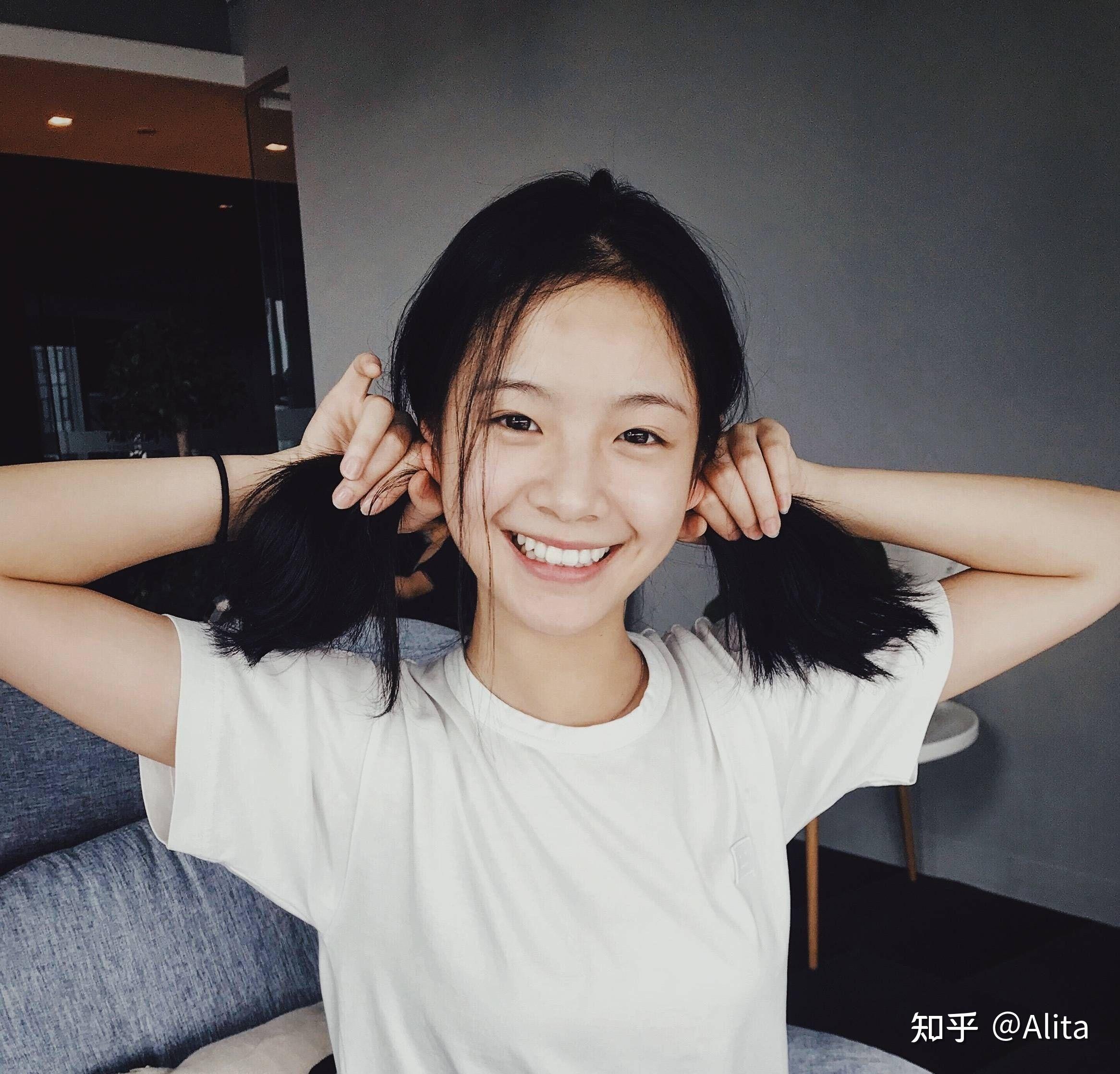 中的英子收获观众如潮的好评,又因清纯的长相十分适合演校园类的剧