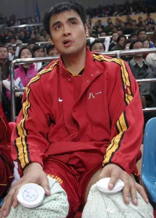 战神刘玉栋,膝盖里10块碎骨依然场均37分,就是这么横
