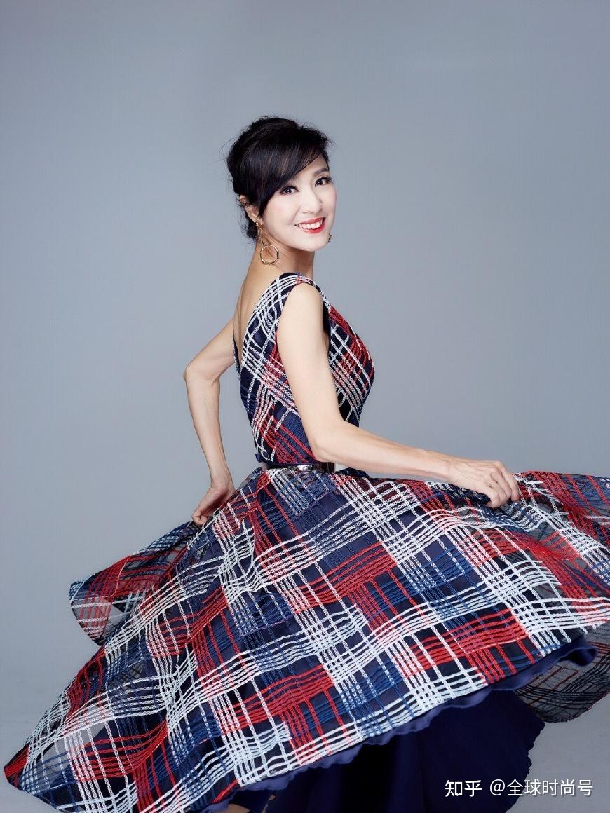 66岁米雪才是"冻龄女神",穿抹胸印花裙真好看,优雅女人典范 - 知乎