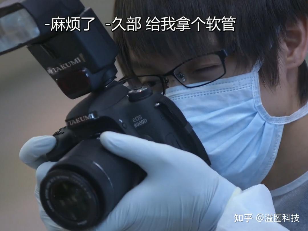 脾气古怪的法医秦明(张若昀 饰),嗅觉敏锐的"人形警犬"李大宝(焦俊艳