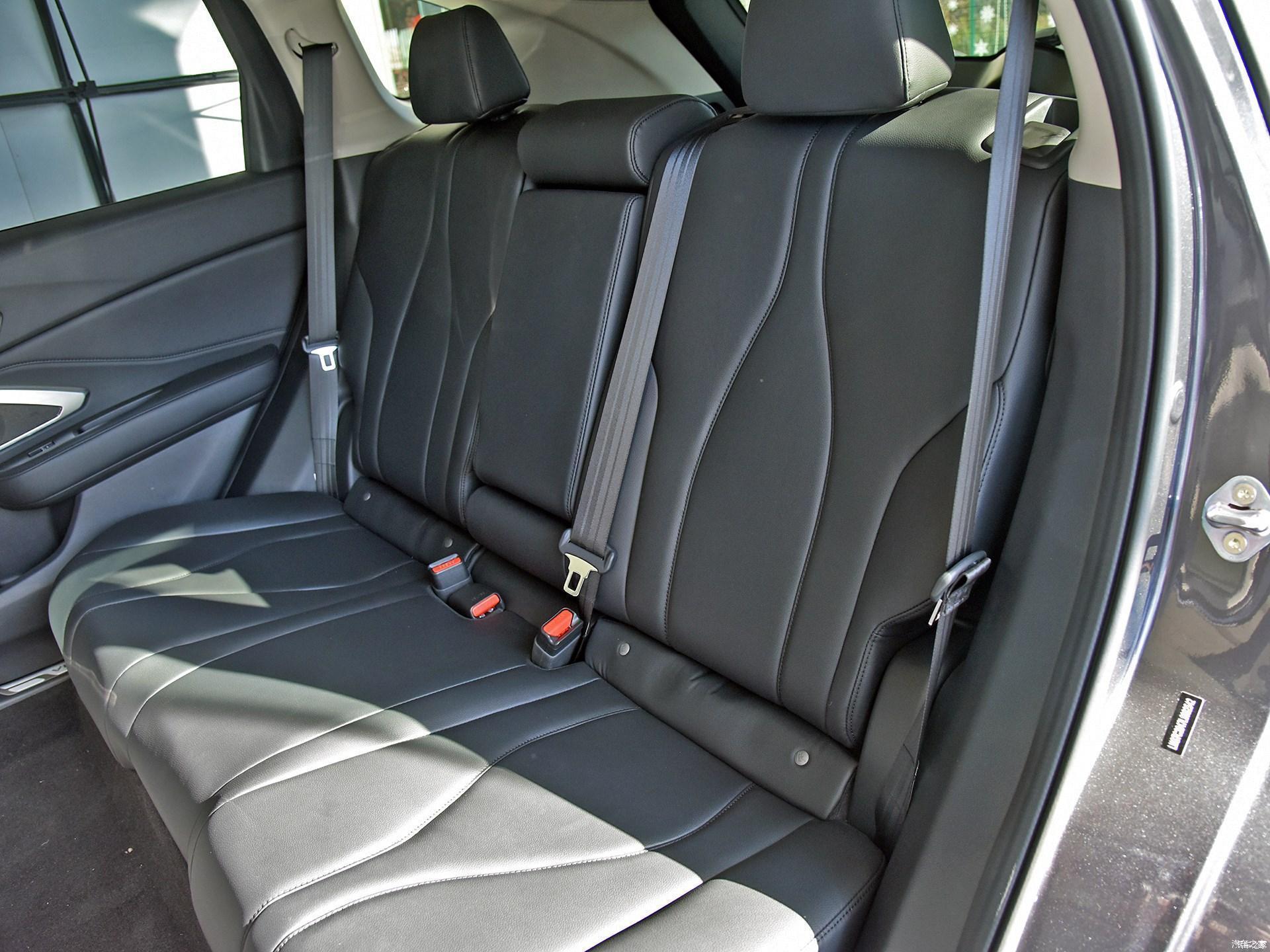 既有舒适大空间又有运动风小哥带你看讴歌rdx