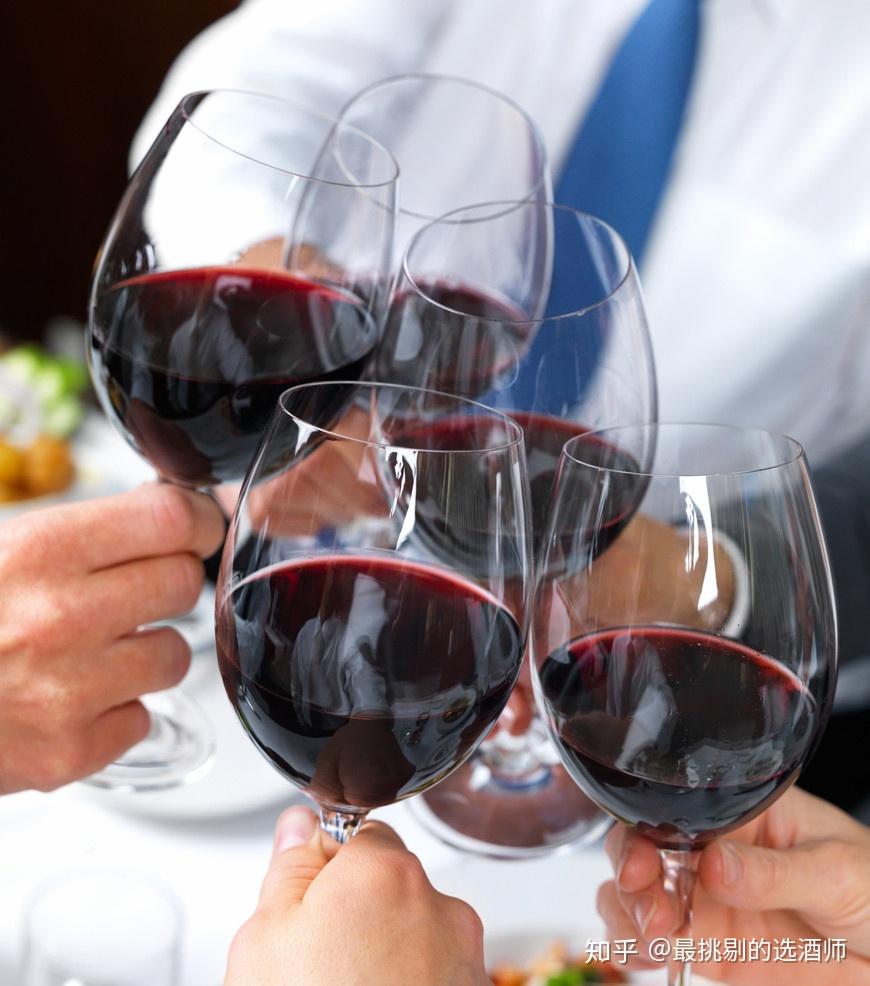 一般的高脚杯的杯壁都很薄,所以,在碰杯的时候,要用高脚杯的杯肚轻轻