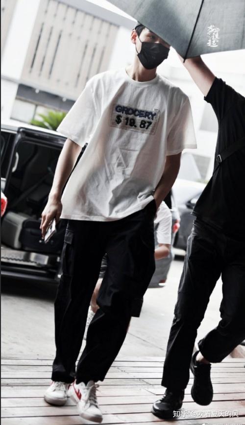 王源脚穿回力鞋在最新的王源,鹿晗在社交媒体上发布的脚穿回力鞋照片