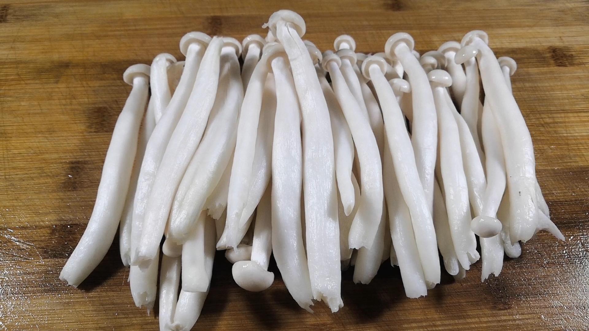 以后海鲜菇就这样吃不煮汤不打火锅小孩子特别爱吃