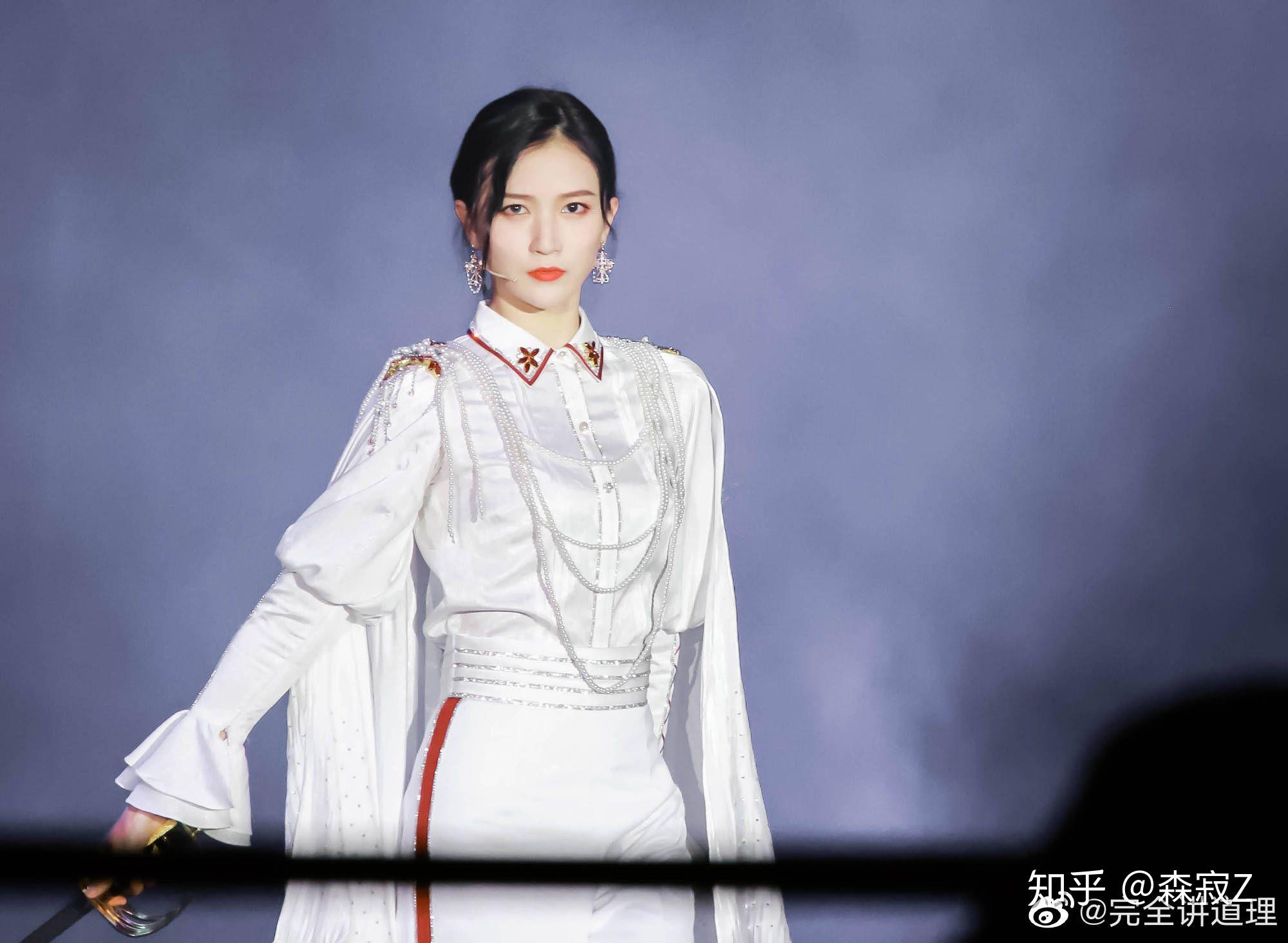 怎么评价吴哲晗在炙热的我们舞台上花园舞曲担当的男役