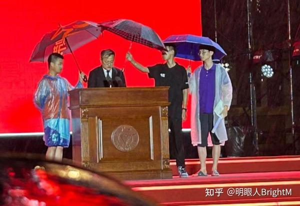 浙江大学校长冒雨致辞,学生争先替他打伞,网友说学生其实不懂事 - 知乎
