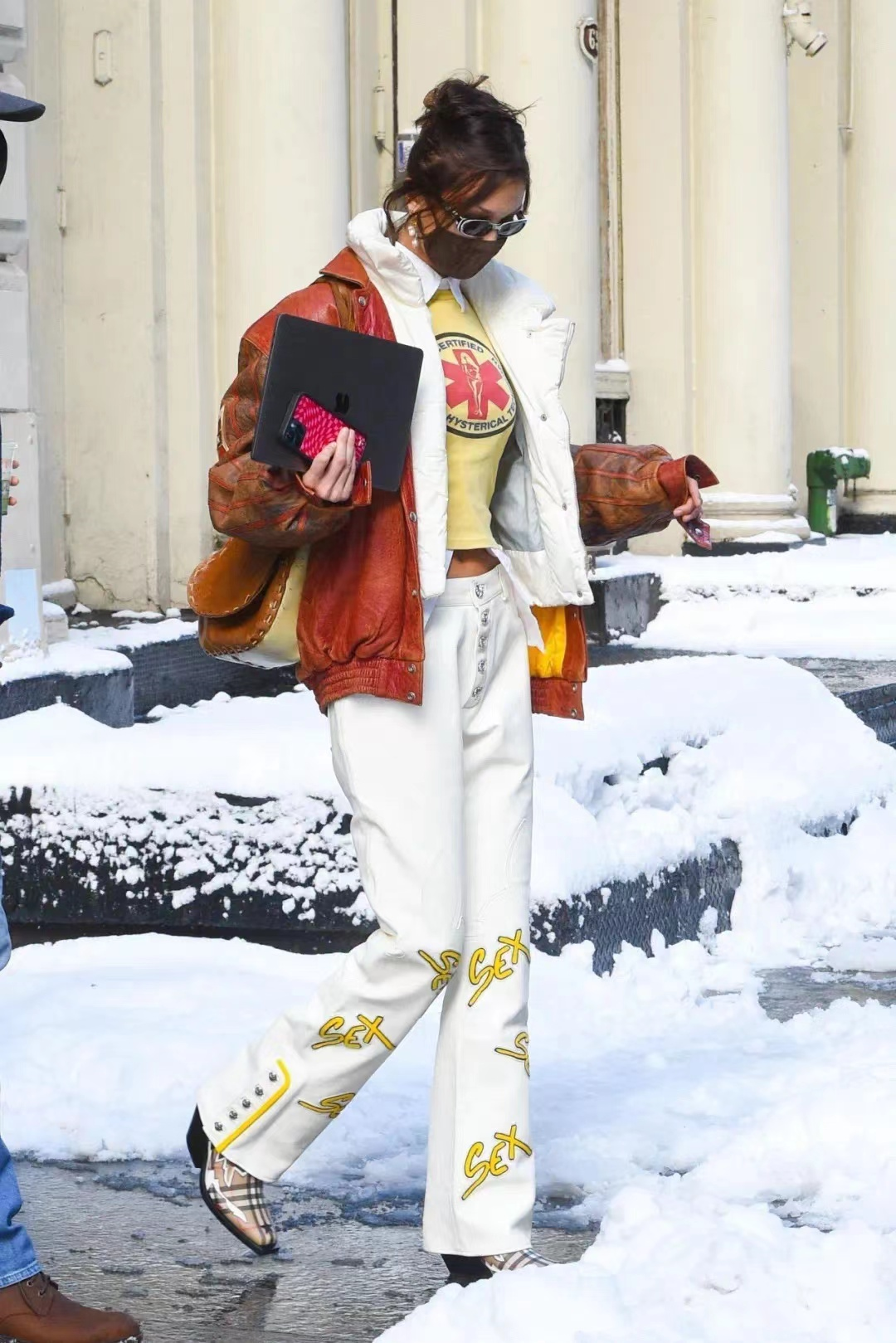 牛仔裤天花板式搭配,小心机满满的t恤穿法西部牛仔风与休闲风的结合04