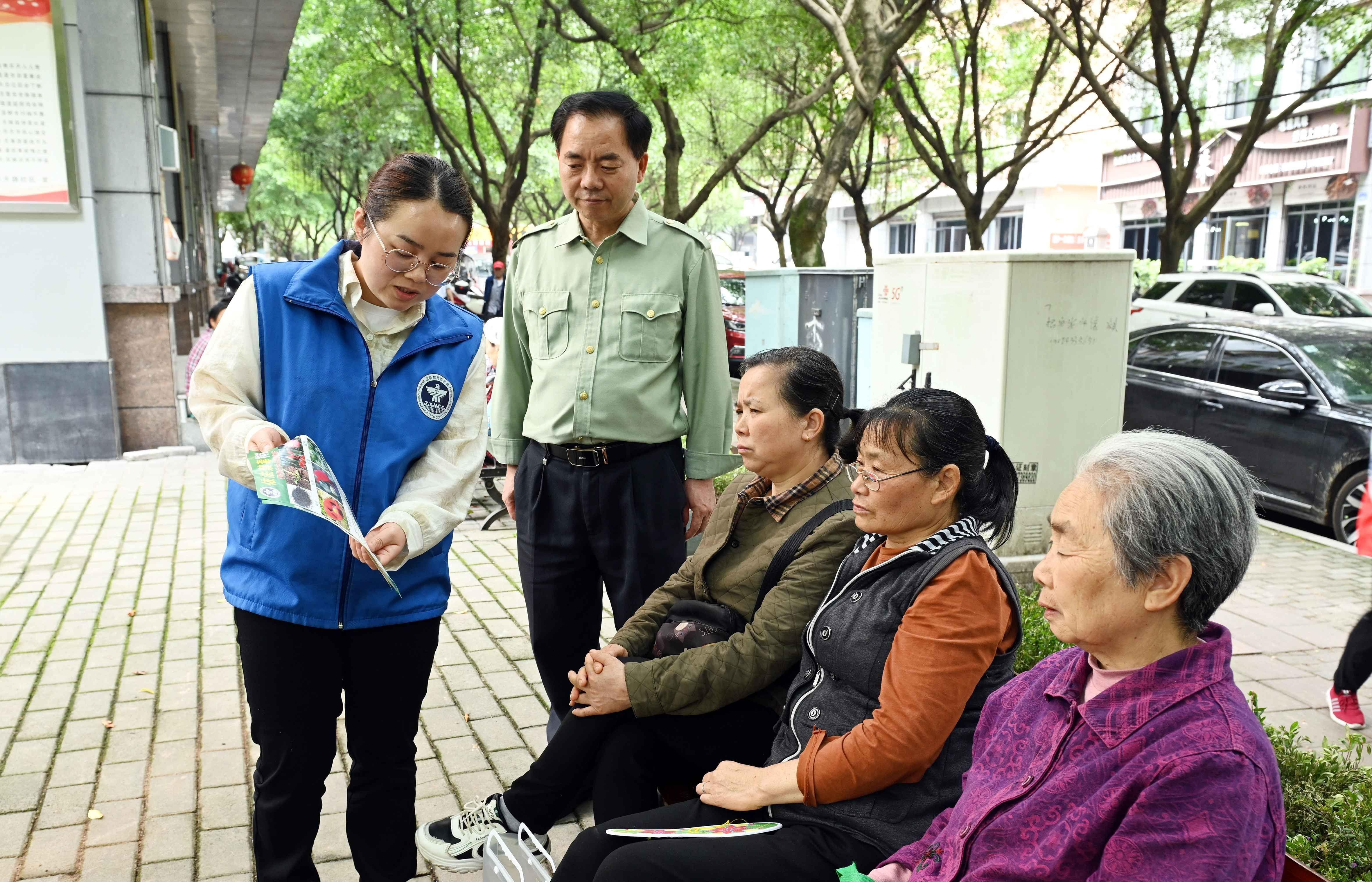 重庆忠县乐天路社区工作人员开展禁止毒品宣传