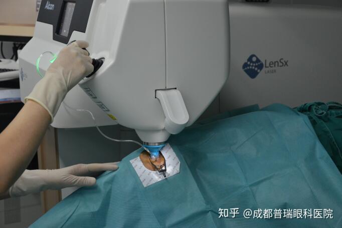 现代白内障手术是如何一并解决老花眼的