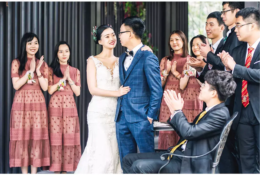 400块租辆公交当婚车精致细节让宾客数度落泪这场婚礼太惊艳了