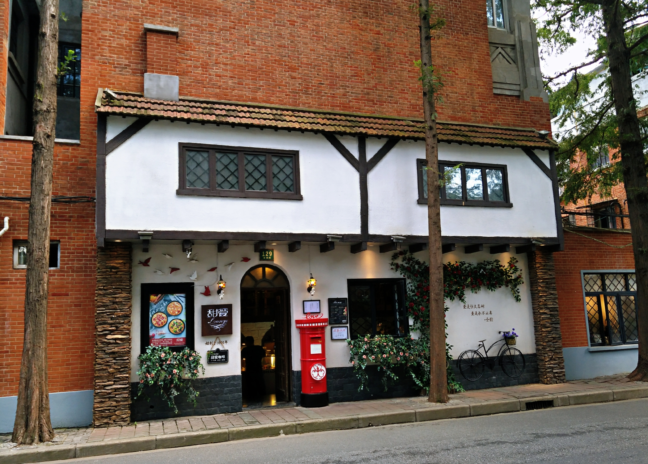 田子坊有老上海原先的石库门,仓库,弄堂改造的时尚街区,有各色小店和