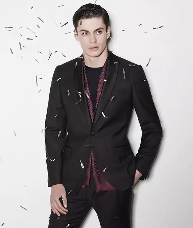 2. 西装外套 圆领上衣 围巾