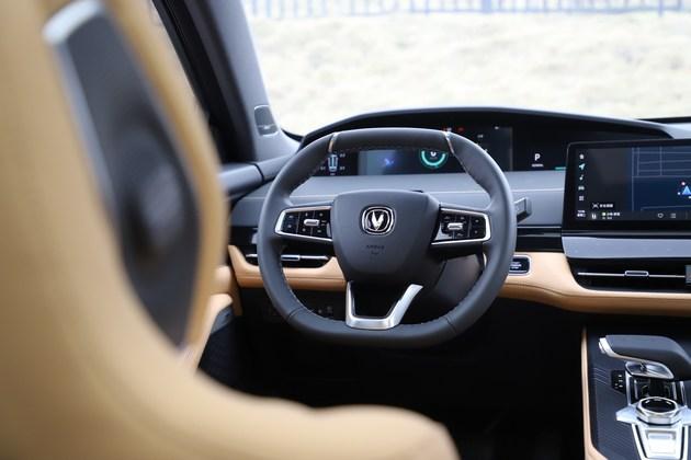 长安uni-k的内饰配置了4块屏幕,全液晶仪表尺寸为10.