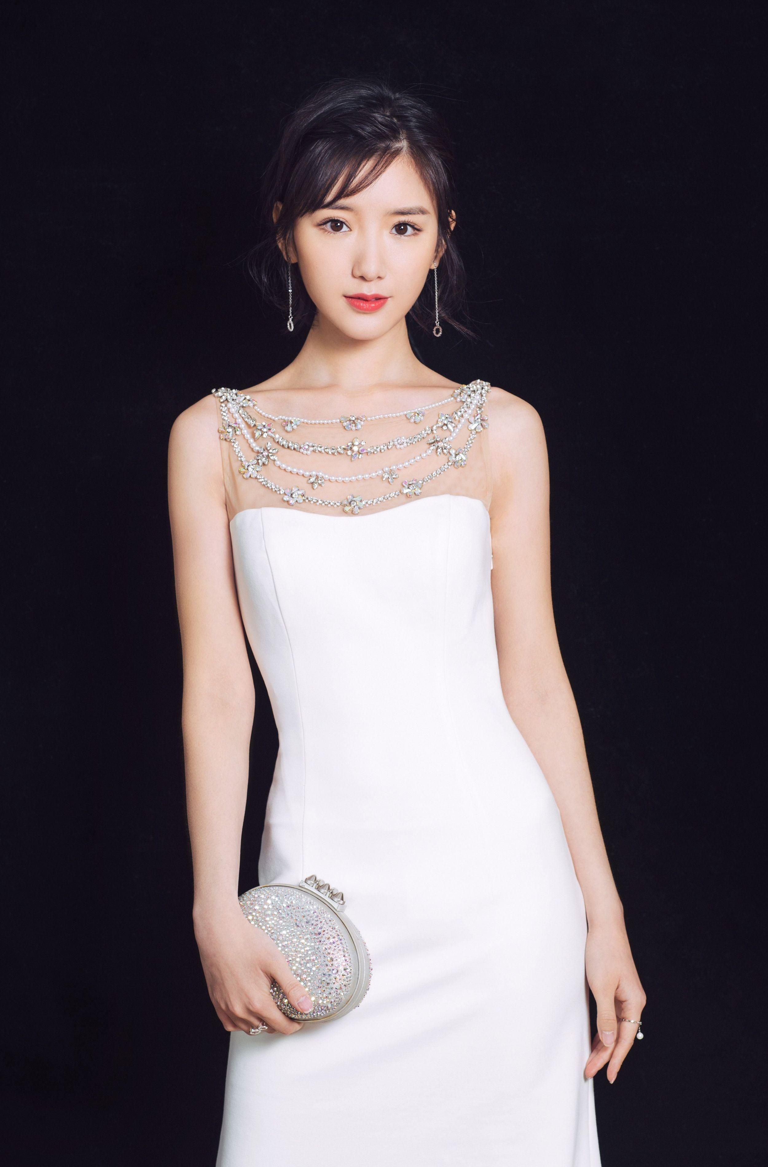 毛晓彤外出游玩好奢侈,一件毛绒外套就要4万多,不过素颜真好看 - 知乎