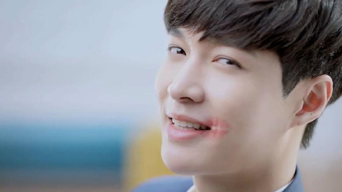 张艺兴嘴边被人印上一个唇印是谁亲的