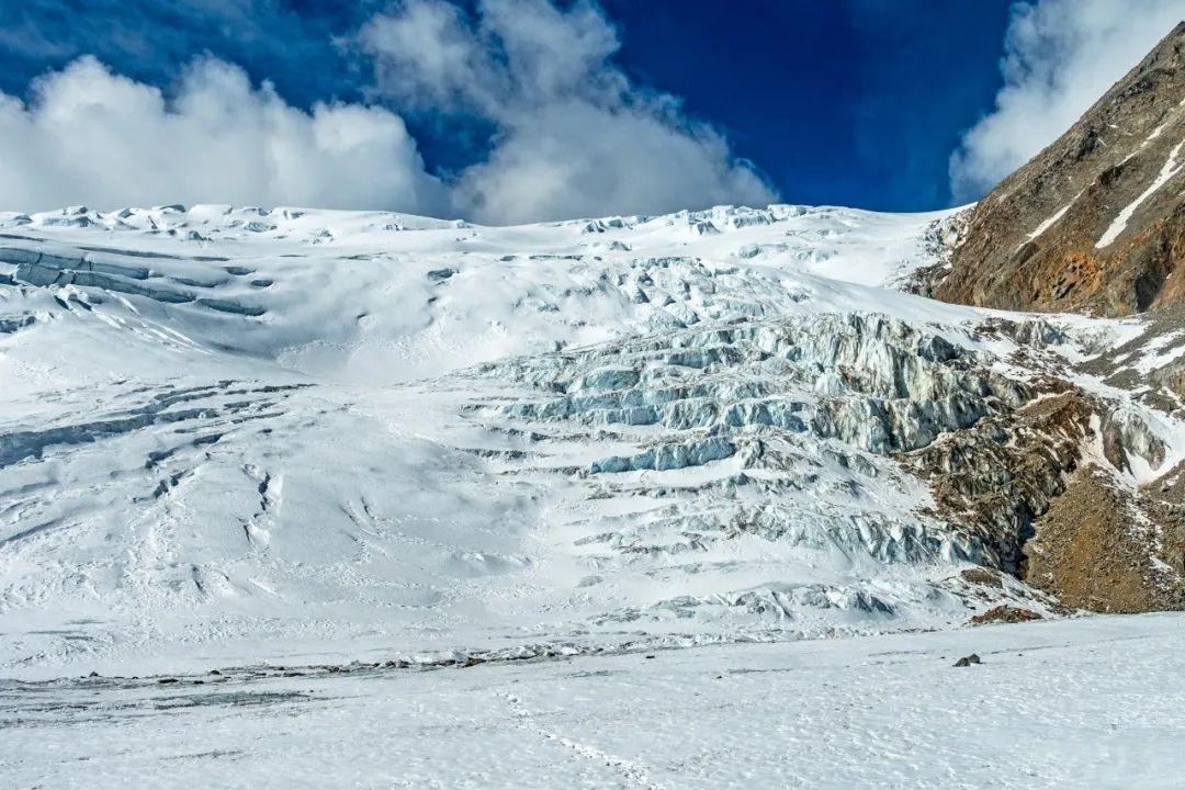 深入冰川,宏大的中山峰主峰和规模庞大的悬冰川,一览无余,将近2000米