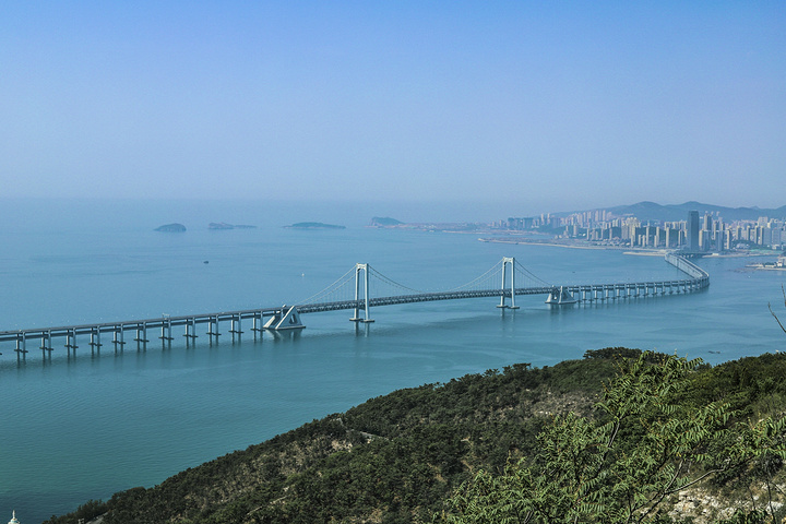 【網圖】眺望東北可見大連港,大連灣,金州灣;俯視西南,星海灣風光盡收