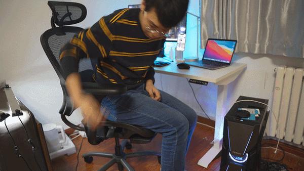 坐在椅子上时,大腿前部的支撑也很重要,不能太硬不能太软.