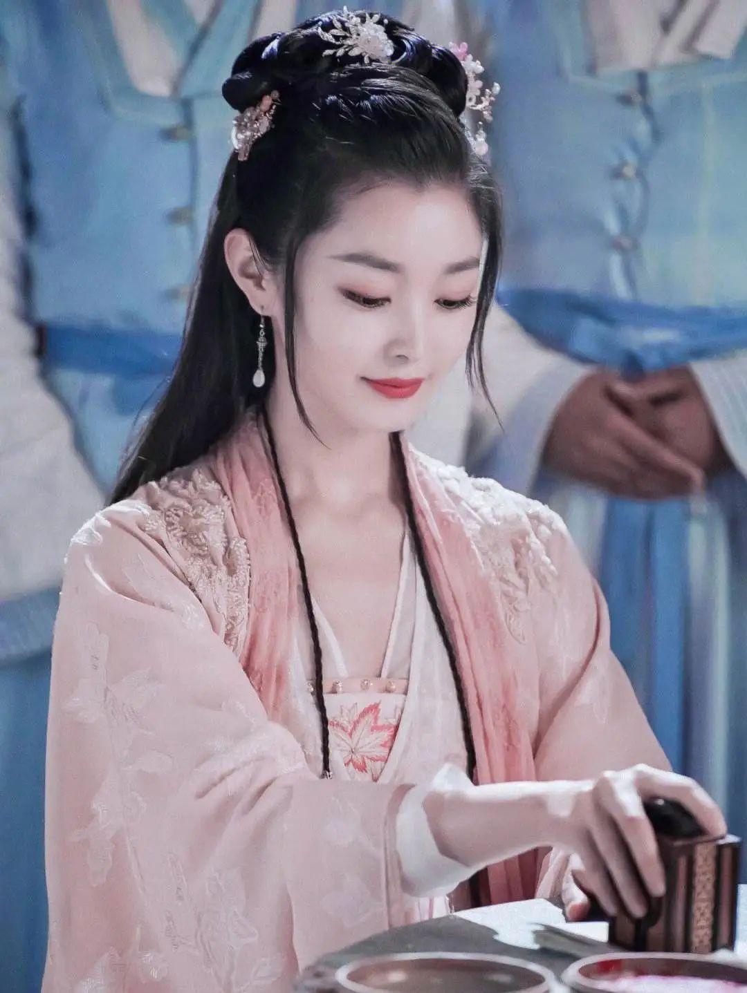 2021年初,《赘婿》热播,她终于当上了女主角,和郭麒麟搭档,火得一塌