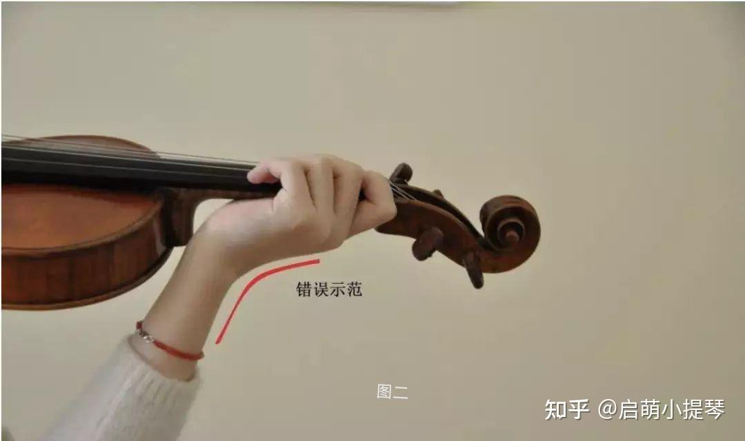 小提琴左手持琴正误对比图