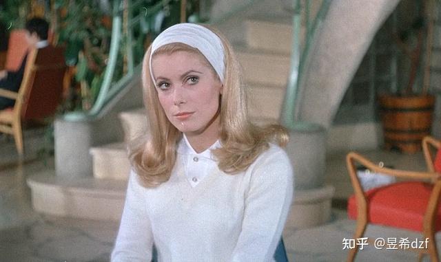 小资美妇甘心堕落是灵与肉需要还是双重人格白昼美人