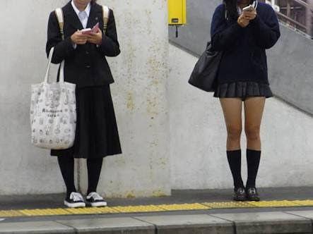 日本女生校服的裙子不是都是短的 有不少人以為日本女生校服的裙子都