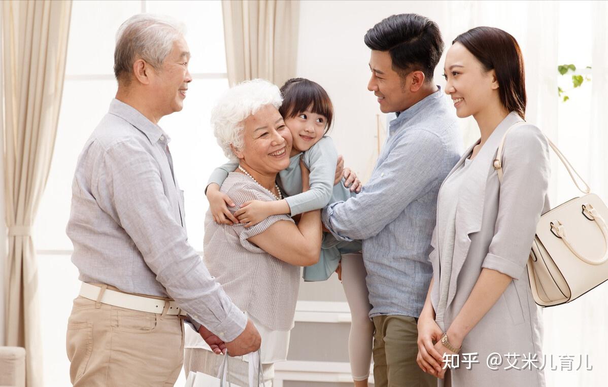 一,遇到长辈要礼貌地打招呼,这是礼节