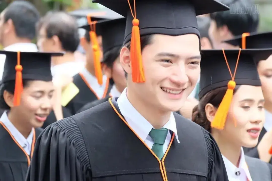 06  各大学士服有什么不同目前,泰国的学士服有很多种形式,每个大学的