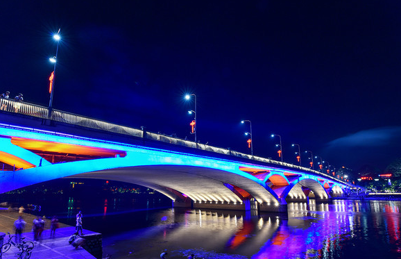 桂林解放橋,色彩絢麗.在燈的映射下看著尤為壯觀.夜景最好看.