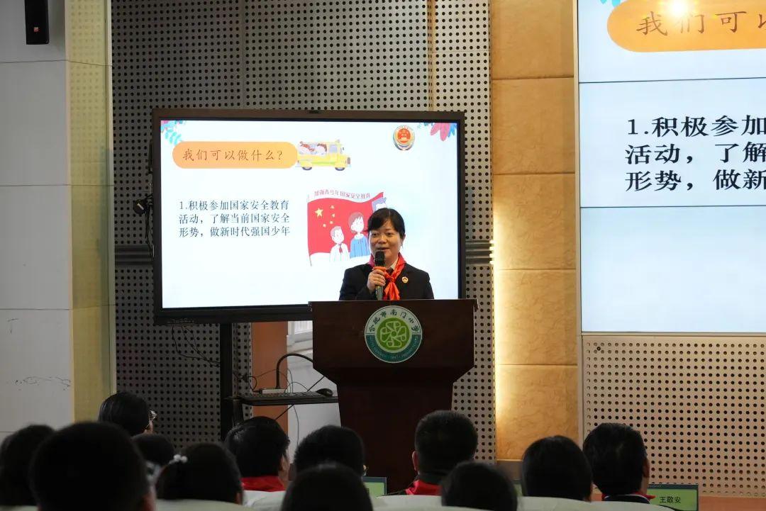 授课现场▲张贴国家安全教育宣传海报学校是学生接受教育的主阵地