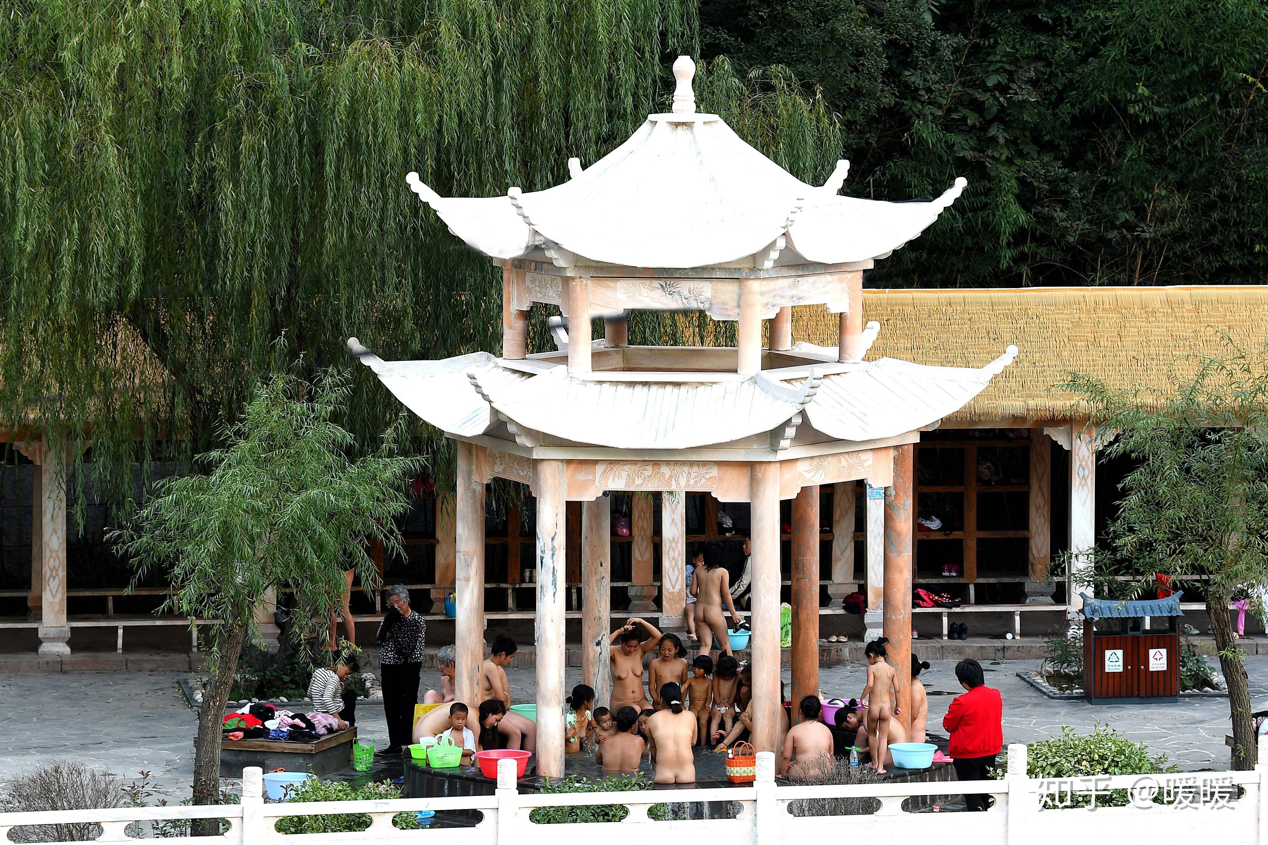 怒江边温泉，每年澡堂会男女一起裸浴的地方。