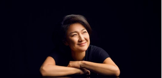 妻子张欣在接受采访时是说:"我一个香港女工,能去英国上学,就是有人