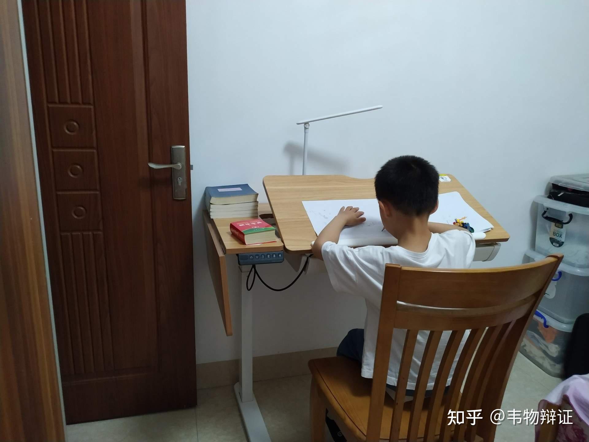 小朋友写作业坐姿不正确怎么办一张桌子搞定