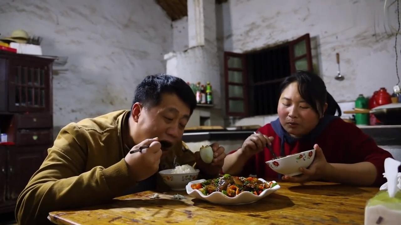 胖妹表妹来蹭饭大洋做小龙虾招待胖妹都说好吃