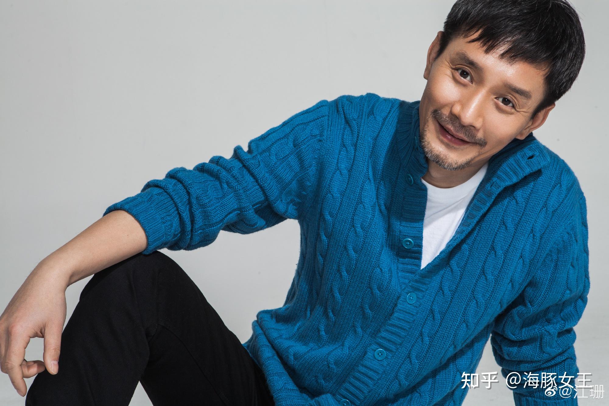 "国家一级演员"靳东:与大9岁的江珊同居5年,为何娶2婚李佳?
